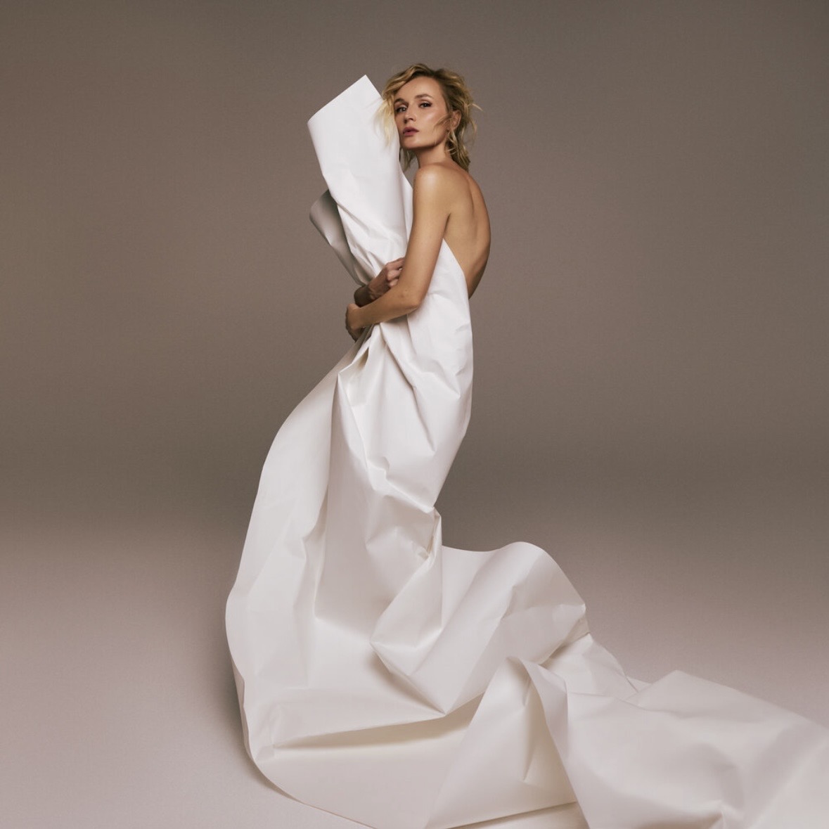 Полина Гагарина - Полина Гагарина | Полина Гагарина в сингле «Твоими руками» уходит от лёгкого попа к более драматичному звучанию, добавляя литературный оттенок через отсылку к Мастер и Маргарита и фразе «рукописи не горят».