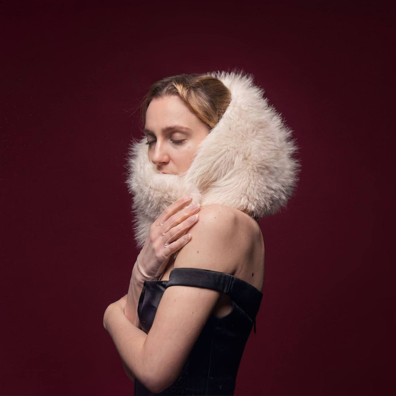 Хадн дадн - Быть зимой | Первый сингл с нового альбома «Эжен», который выйдет в мае 2026 года. «Быть зимой» отражает романтическую сторону альбома, любовь, которая в шубе и драгоценностях бесстрашно шагает по улице, ползет звездным туманом по реальности, удерживает мир от падения. Благодаря песне «Быть зимой» в аромате «Эжен» возникают верхние ноты тающего снега и исчезающих мгновений, нижние ноты огня войн и электричества между влюбленными людьми.