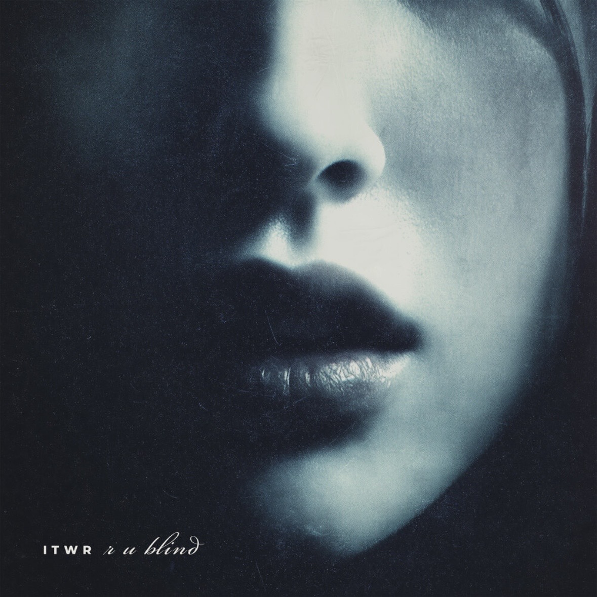 intouchwithrobots - r u blind | Трек о том, как опасно верить в сказки. В песне r u blind лбами сталкиваются два мира: она ждет идеальный рай после смерти, а он убежден, что после смерти только темнота. Песня не про расставание или токсичные отношения, как это может показаться с первого взгляда, а про тот момент, когда ты заключаешь в песне простую мысль: «Этот больной мир - всё, что у нас есть!».Грязный звук для тех, кто выбирает горькую правду вместо сладких галлюцинаций.