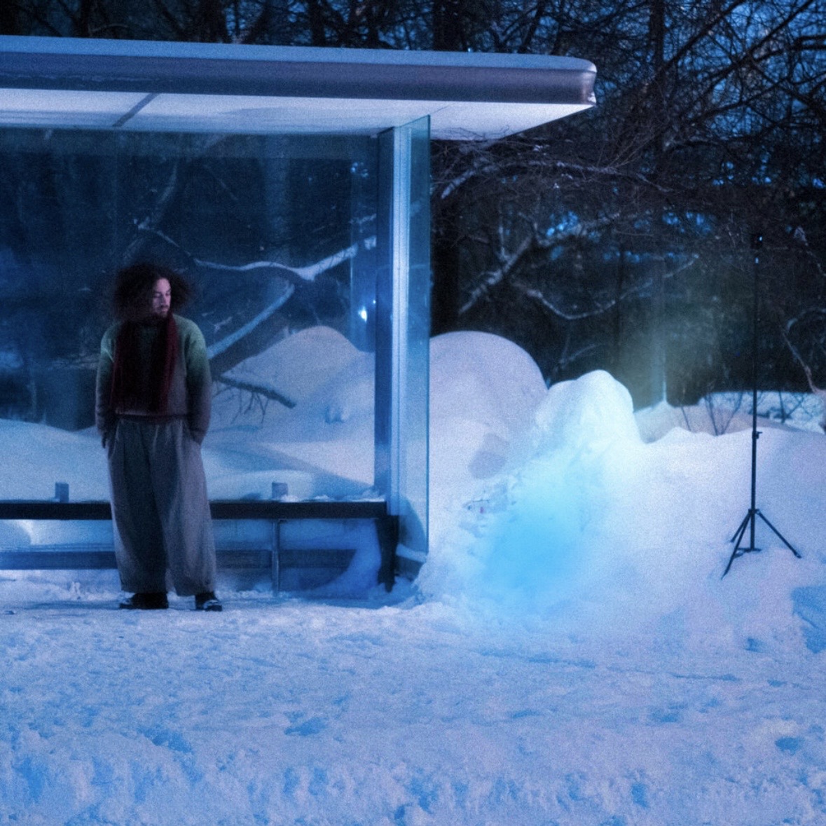 Livy - История об огне | «История об огне»  добрая инди-песня, цель которой подарить аудитории надежду и напомнить о том, что, даже самые суровые холода спадают, и на их место приходит весна. Лидирующие инструменты – акустическая и электрогитары, которые вместе со скрипками создают атмосферу тепла и уюта, а насыщенный бэк-вокал дарит ощущение присутствия и словно заменяет первое весеннее пение птиц.