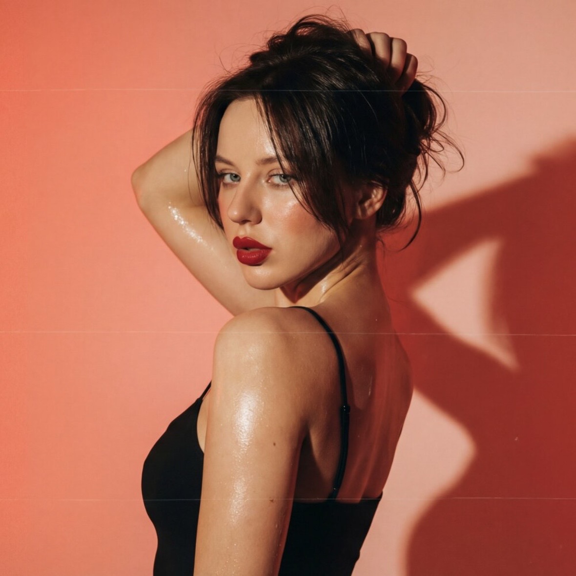 Nenuzhnaya - Музыку громче | Виральный Tech House хит, созданный нейросетью и уже покоривший TikTok (более 220 тысяч просмотров). Это гимн ночной жизни, в котором ИИ идеально считал эстетику танцпола: от «выгула луков» до техно-ритмов, текущих по венам.