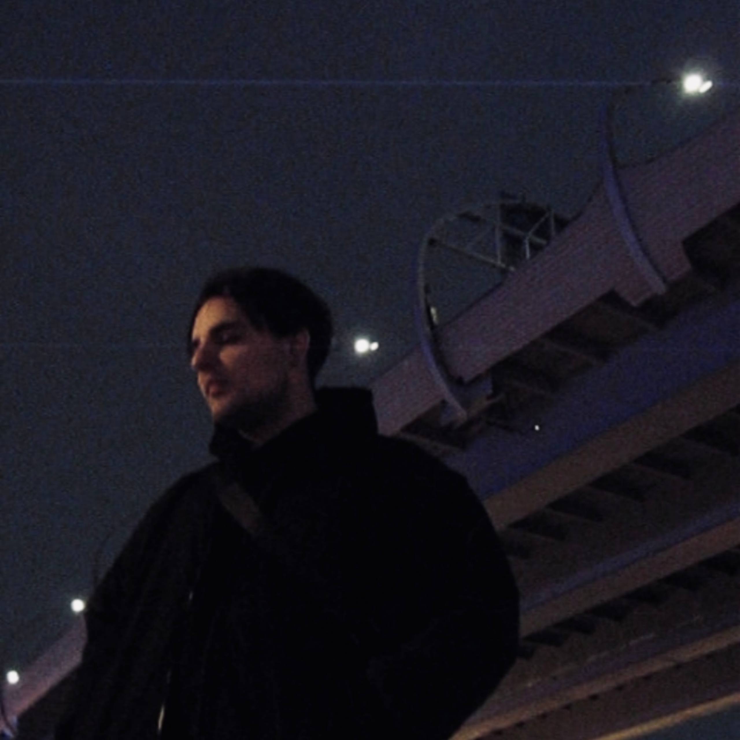 сквозь лучи - переболело | Это трек о состоянии эмоционального истощения. Эта песня про апатию, потерю ориентиров и внутренний хаос, когда ты уже ничего не ждешь, но и забыть ничего не можешь.